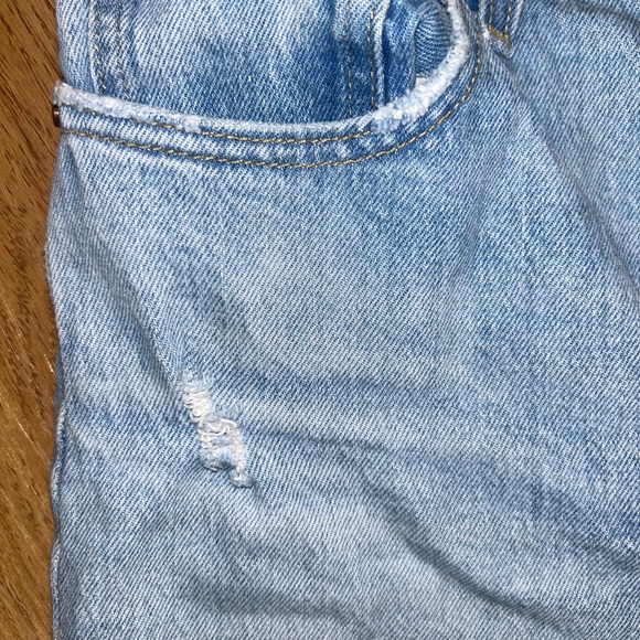 Levi’s Ribcage Straight Distressed Denim - Picture 6 of 7